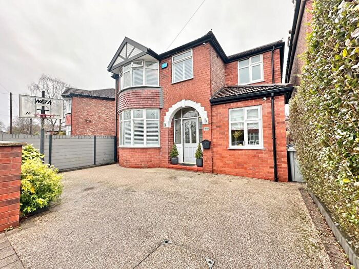 4 Bedroom Detached House For Sale In Chestnut Drive, Sale, Greater Manchester, M33