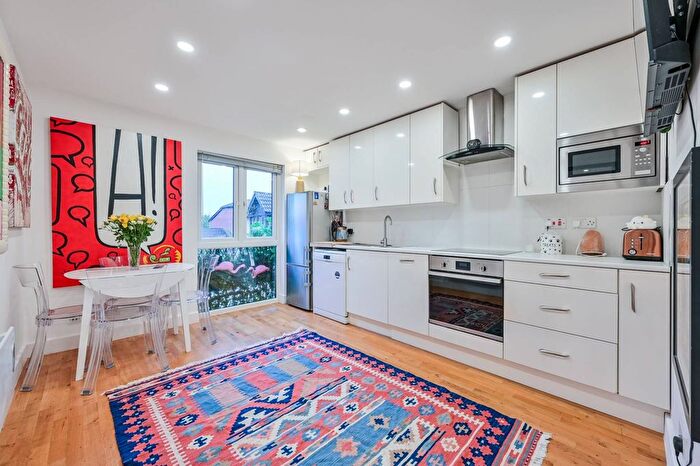 2 Bedroom Flat To Rent In Sterling Gardens, New Cross, London, SE14