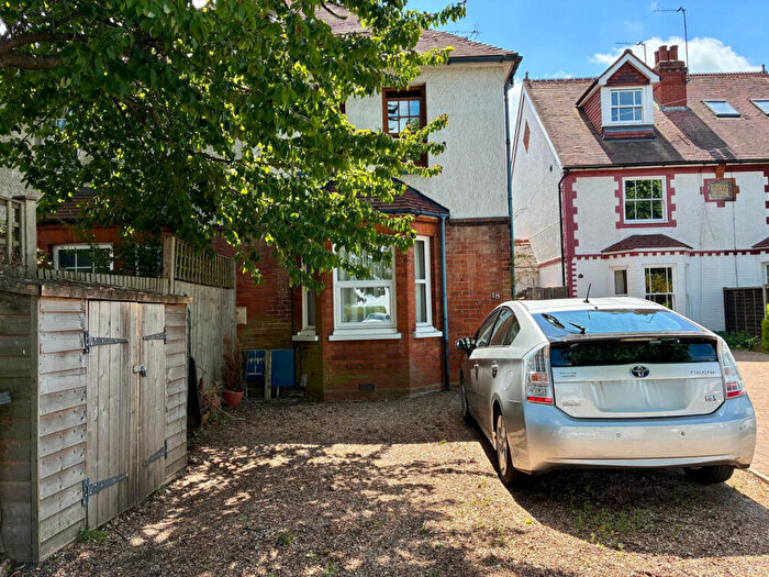 1 Bedroom Maisonette For Sale In Leatherhead, KT22