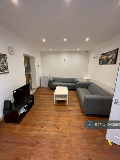 4 Bedroom Semi-Detached House To Rent In Beeston Road, Nottingham, NG7