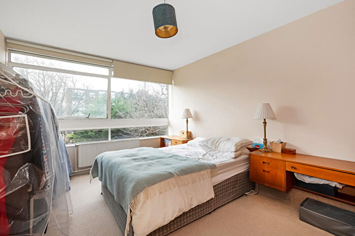 1 Bedroom Flat To Rent In Elm Court, Belmont Hill, London, SE13