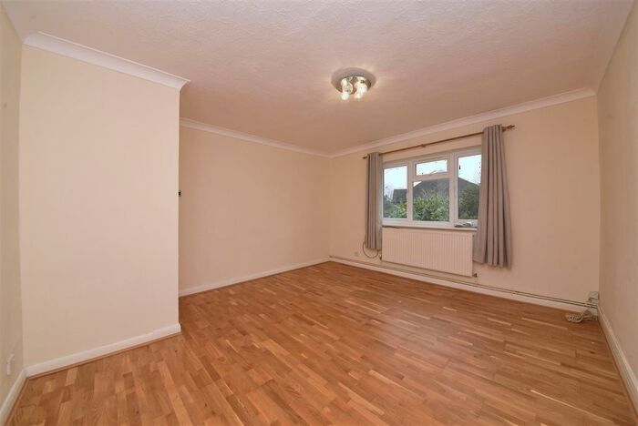 2 Bedroom Flat To Rent In Cromwell Close, London, N2