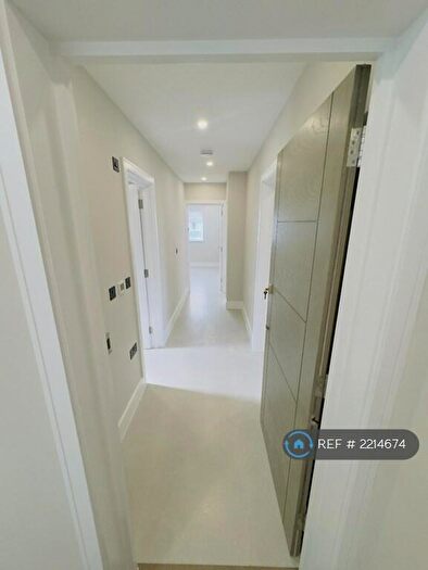 2 Bedroom Flat To Rent In Gloriosa House, Barnet, EN4