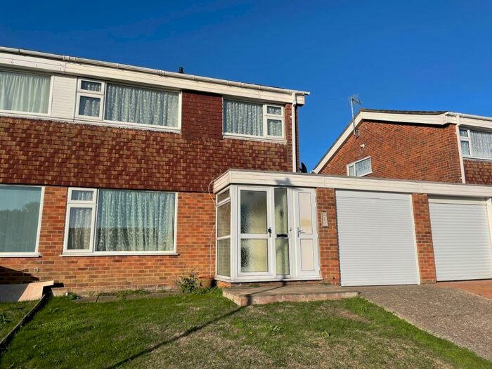 Houses for sale & to rent in CT19 5UA, Thompson Close, Folkestone Park