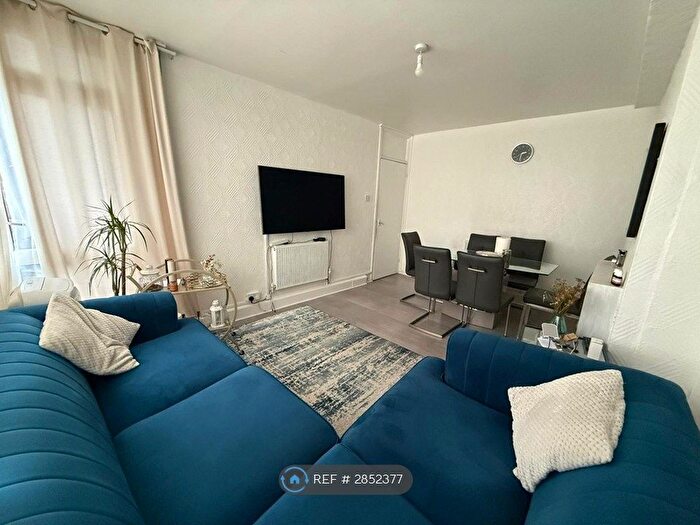 3 Bedroom Flat To Rent In Searles Close, London, SW11