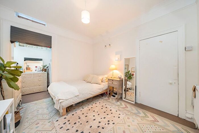 2 Bedroom Flat To Rent In Garratt Lane, Earlsfield, SW17