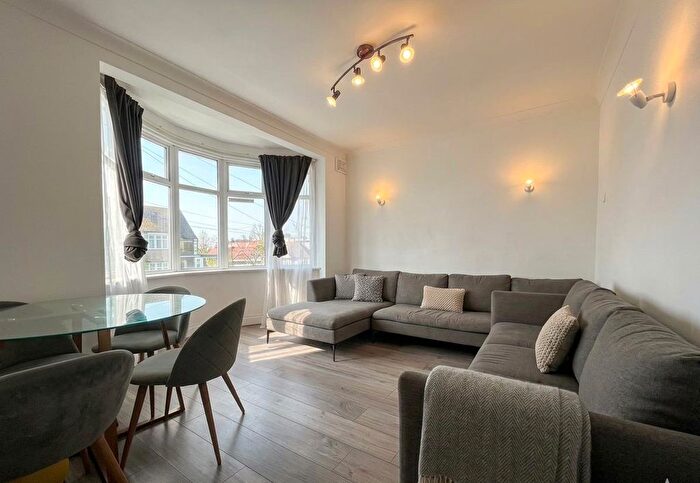 1 Bedroom Maisonette For Sale In Westview Close, Neasden, NW10