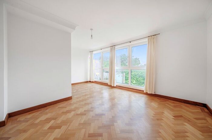 3 Bedroom Flat To Rent In Park Gate Court, High Street, Hampton Hill, Hampton, Greater London, TW12