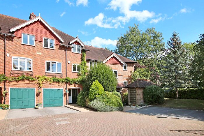3 Bedroom Flat For Sale In Wallis Mews, Leatherhead, KT22