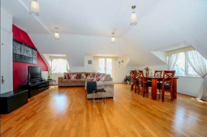 2 Bedroom Apartment To Rent In Royal Drive, Princess Park Manor, N11