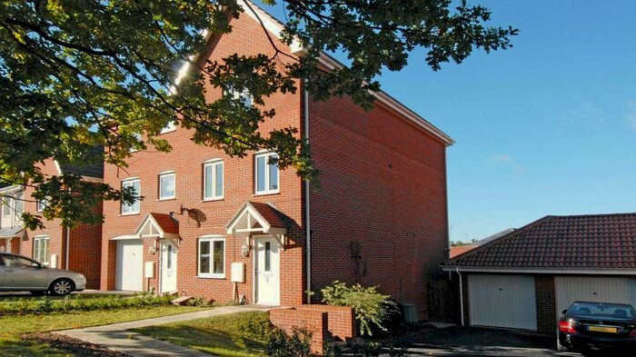 4 Bedroom Semi-Detached House To Rent In Green Road, Earley, Reading, RG6