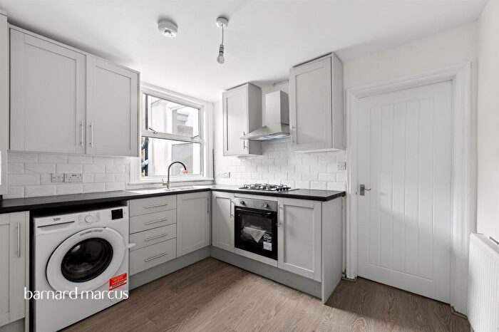 2 Bedroom Flat To Rent In Seely Road, London, SW17