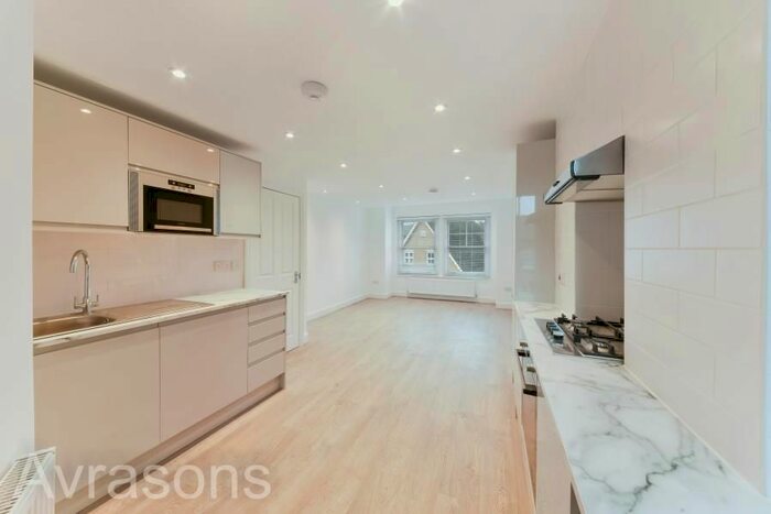 3 Bedroom Flat To Rent In Liberty Street, London, SW9