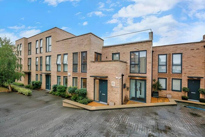 1 Bedroom Apartment For Sale In Kempton Mews, East Ham, E6