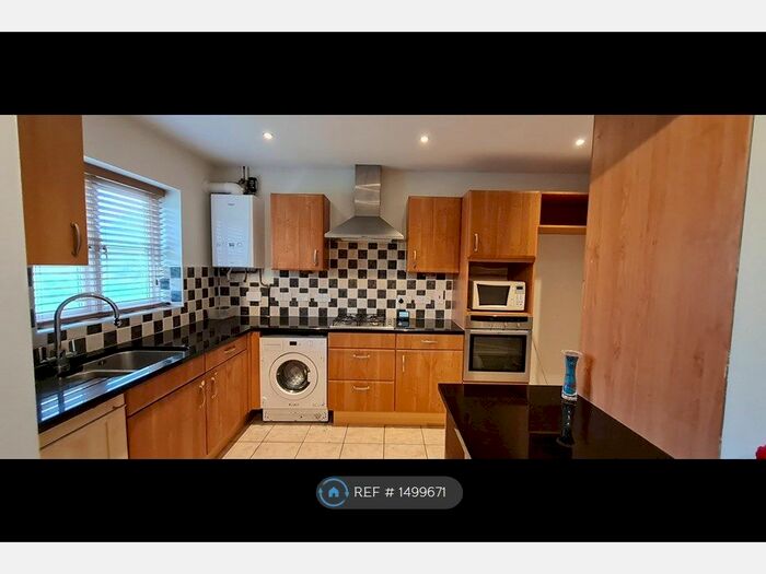 3 Bedroom Semi-Detached House To Rent In Monkston Park, Milton Keynes, MK10