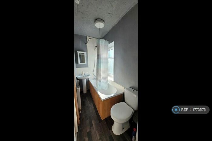 2 Bedroom End Of Terrace House To Rent In Church Street, Huddersfield, HD3