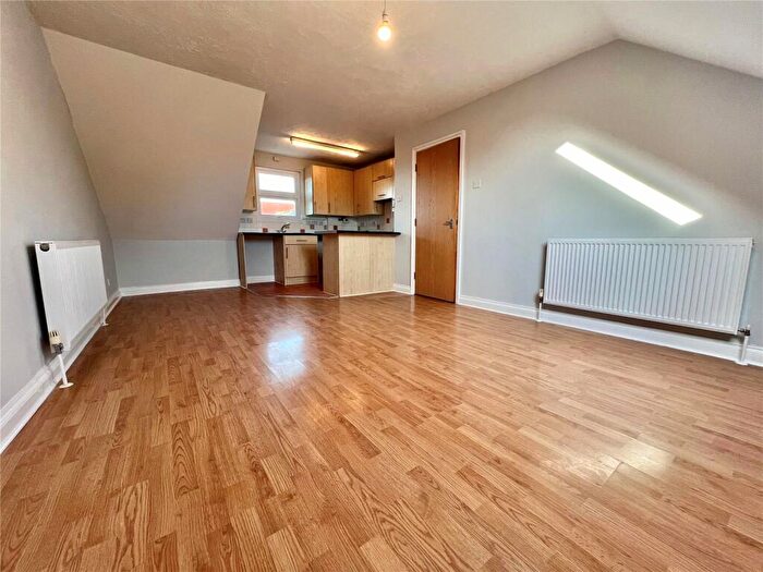 2 Bedroom Apartment To Rent In Ellenborough Road, London, N22