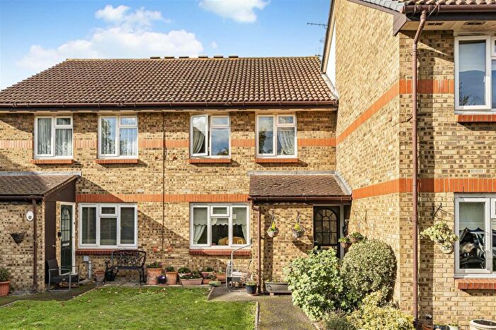 1 Bedroom Flat For Sale In Riverside Court, London, E4