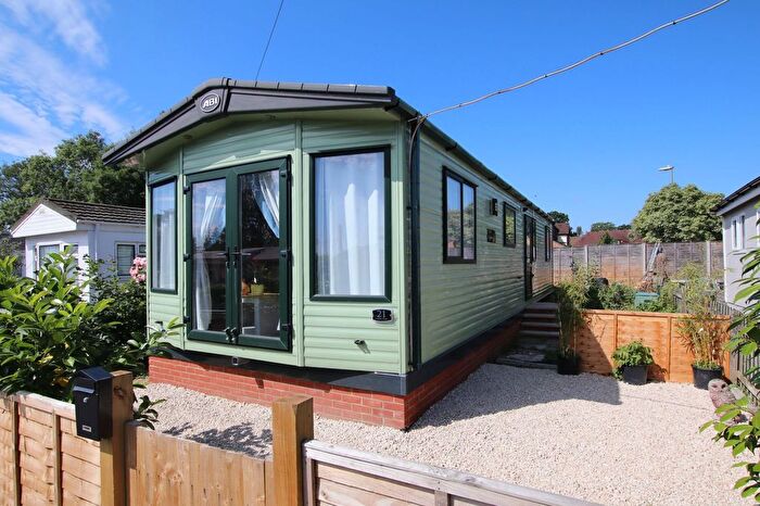 2 Bedroom Park Home For Sale In Kings Copse Avenue, Hedge End, SO30