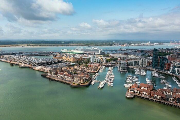 2 Bedroom Apartment To Rent In Centenary Plaza, Southampton, SO19