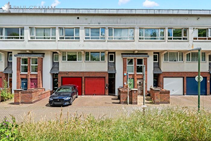 3 Bedroom Flat For Sale In Barnard Close, Wallington, SM6