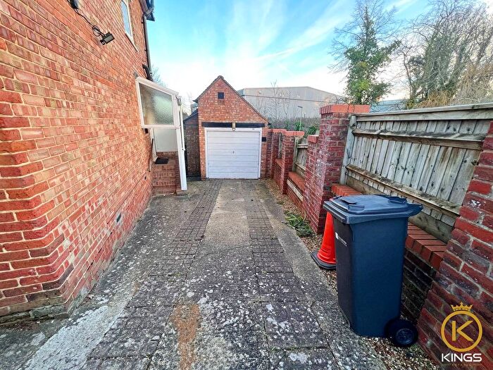 5 Bedroom Semi Detached House To Rent In Ash Grove, Guildford, GU2