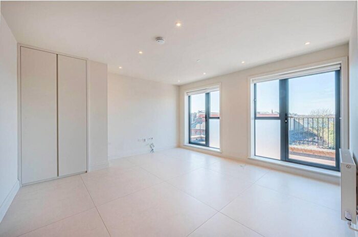 3 Bedroom Flat To Rent In Rye Lane, Peckham, London, SE15