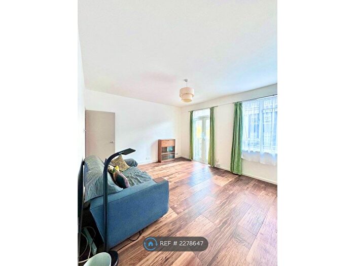 3 Bedroom Flat To Rent In Winston House, London, WC1H