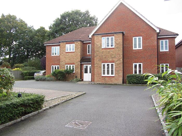 2 Bedroom Flat To Rent In Holmefield Place, Addlestone, KT15