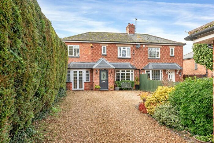 4 Bedroom Semi-Detached House For Sale In Old North Road, Wansford, Stamford, PE8