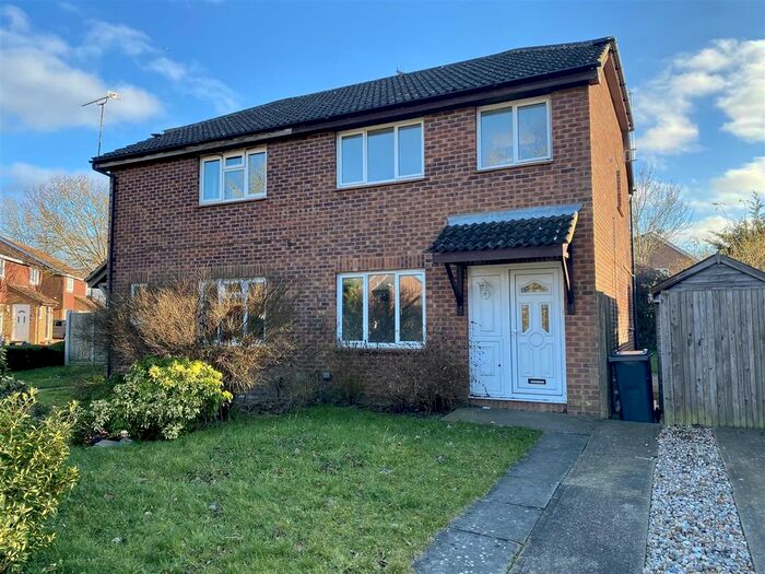 3 Bedroom Property To Rent In Lakemead, Ashford, TN23