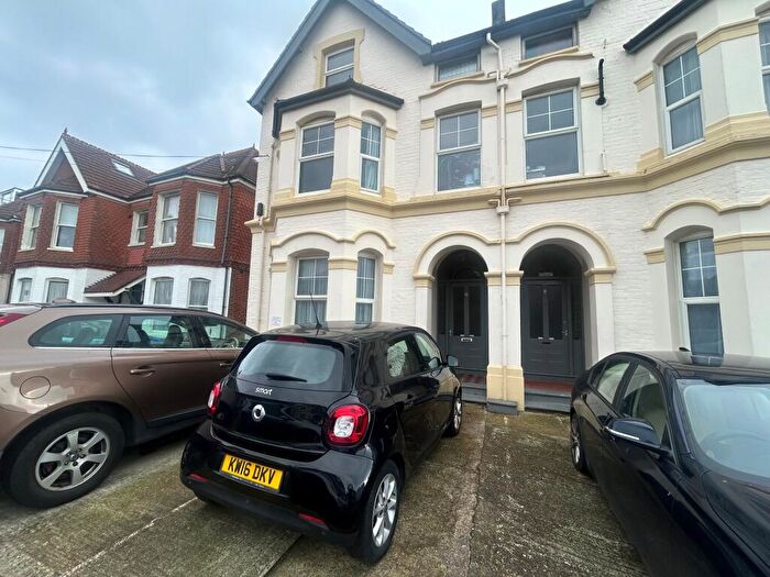1 Bedroom Flat To Rent In Queens Road, Worthing, BN11