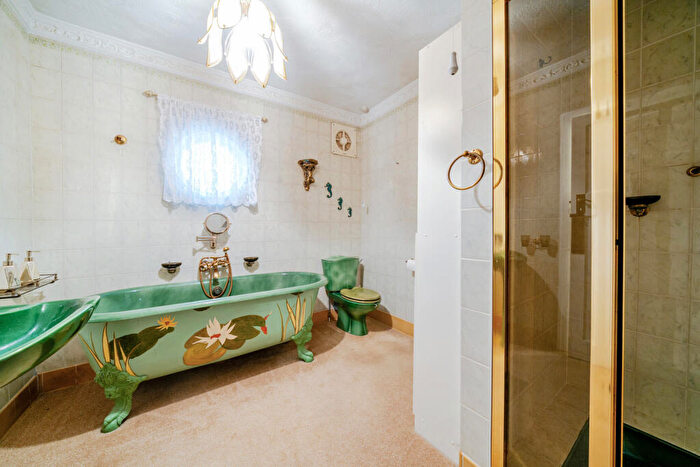 2 Bedroom Bungalow For Sale In Woodmere Avenue, Croydon, CR0