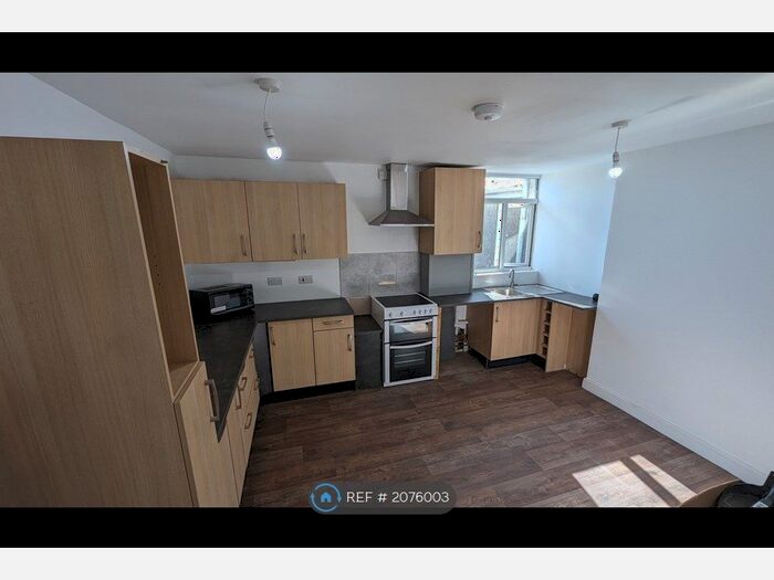 3 Bedroom Flat To Rent In Quay Street, Ammanford, SA18