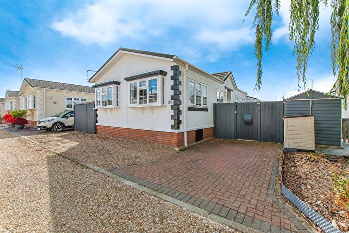 2 Bedroom Park Home For Sale In Hawthorn Hill, Dogdyke, Lincoln, LN4