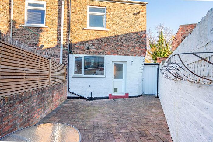 2 Bedroom End Of Terrace House To Rent In North Eastern Terrace, York, YO24