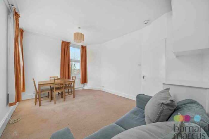 3 Bedroom Apartment To Rent In Oakleigh Park North, London, N20