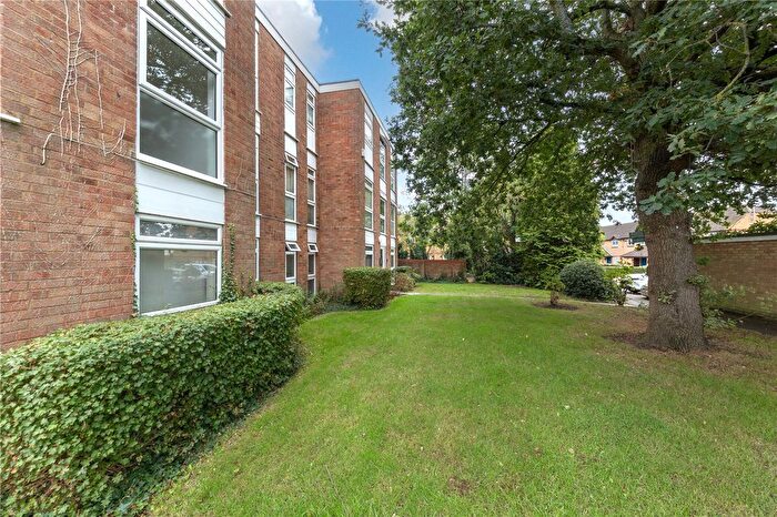 2 Bedroom Flat For Sale In Elderberry Close, Luton, Bedfordshire, LU2