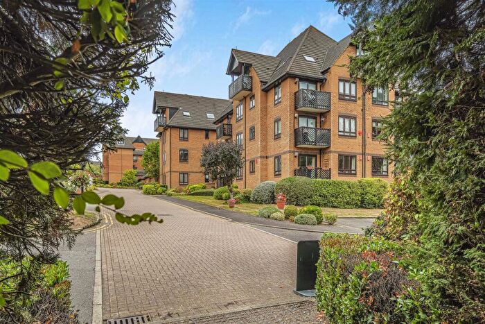 3 Bedroom Flat For Sale In Epping New Road, Buckhurst Hill, IG9