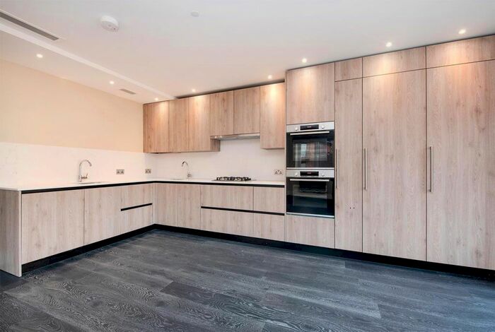 3 Bedroom Flat To Rent In Woodlands, Golders Green, NW11