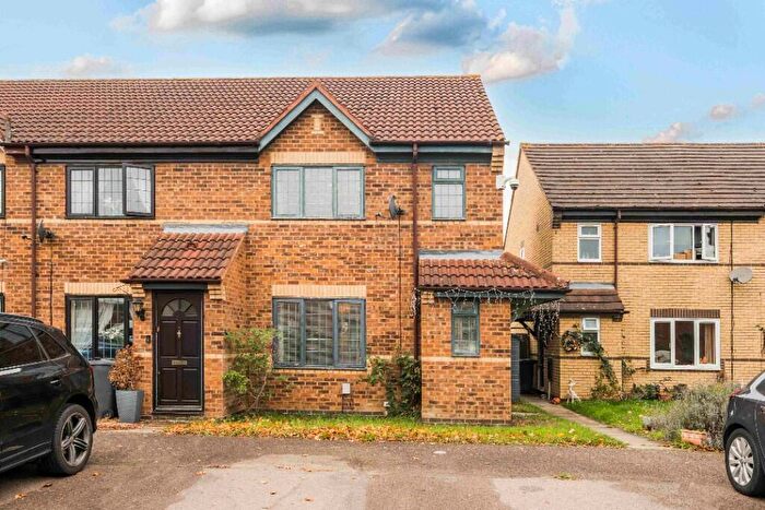 3 Bedroom End Of Terrace House For Sale In The Paddocks, MK45