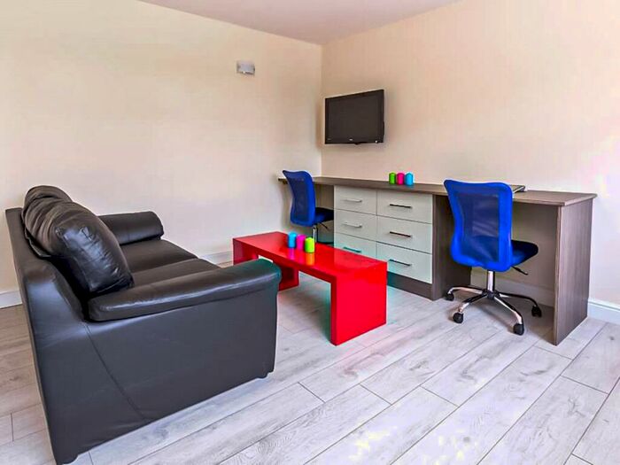 2 Bedroom Apartment To Rent In - Headingley Lane, Leeds, #, LS6