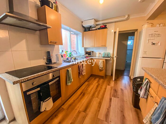 7 Bedroom Semi-Detached House To Rent In Ripstone Gardens, Southampton, SO17