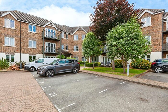 2 Bedroom Flat For Sale In Huntercombe Lane North, Taplow, Maidenhead, SL6