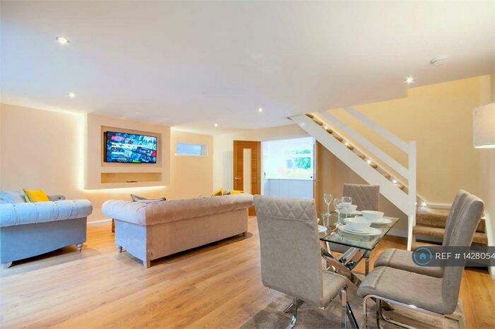 3 Bedroom Semi-Detached House To Rent In Friars Court, The Park, Nottingham, NG7