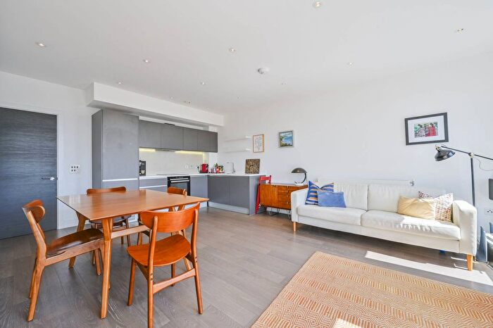 2 Bedroom Flat To Rent In Bruckner Street, Queen's Park, London, W10