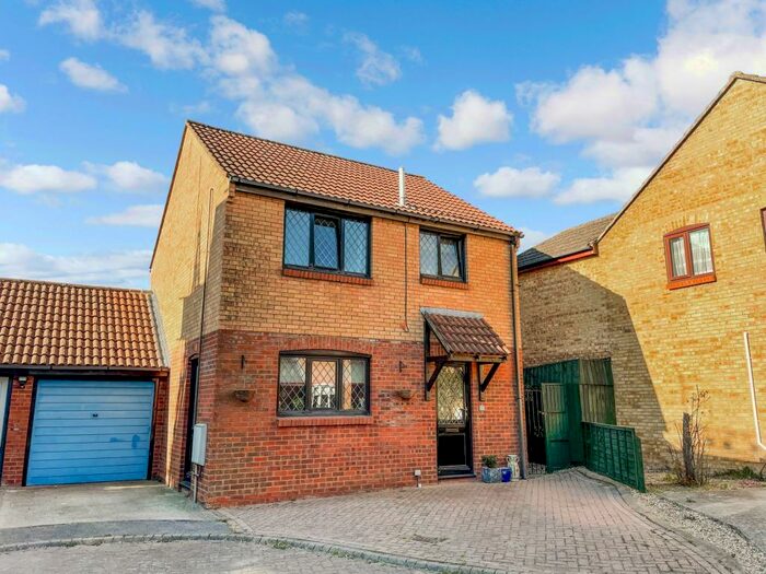 3 Bedroom Detached House To Rent In Meadowsweet Close, Swindon, Wiltshire, SN25
