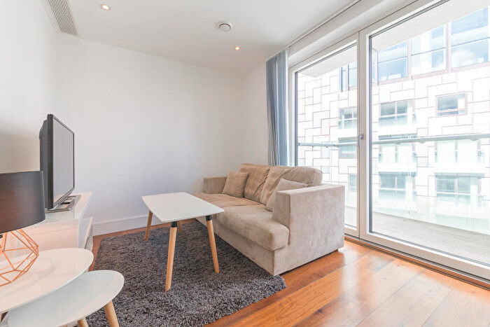 Apartment To Rent In Lincoln Plaza, London, E14