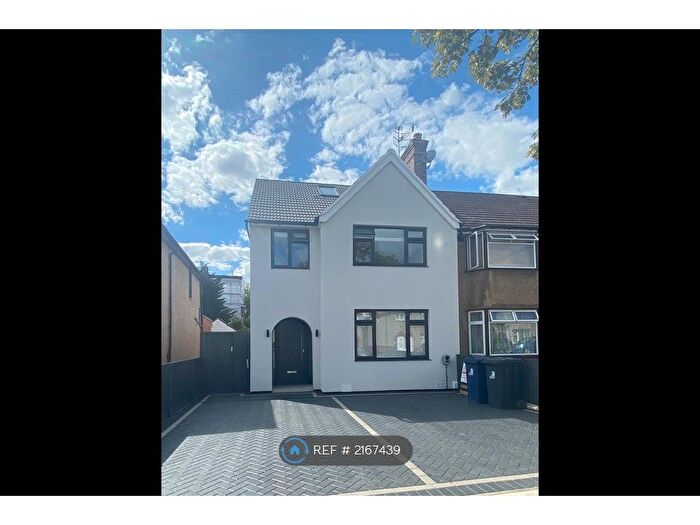 2 Bedroom Flat To Rent In Ennismore Avenue, London, UB6