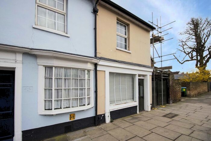 2 Bedroom Property To Rent In High Street, Hampton, TW12